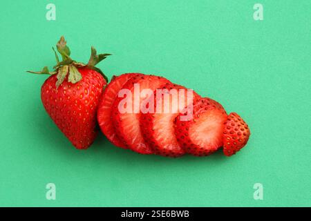 Due fragole mature, una a fette Foto Stock
