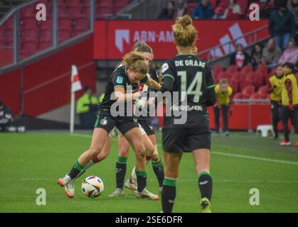 Amsterdam, Paesi Bassi. 8 febbraio 2025. Johan Cruijff Arena, 8 febbraio 2025 Duello durante la partita Azerion Vrouwen Eredivisie tra Ajax e Feyenoord all'Amsterdam Johan Cruijff Arena, Paesi Bassi. (Arne van der Ben/SPP) credito: SPP Sport Press Photo. /Alamy Live News Foto Stock