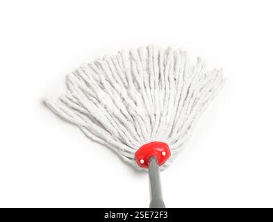 Mocio con spago isolato su bianco, sopra la vista. Attrezzature per la pulizia Foto Stock