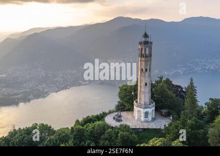 Veduta aerea del Faro Voltiano, Faro volta, a Brunate, lago di Como, provincia di Como, Lombardia, Italia Foto Stock