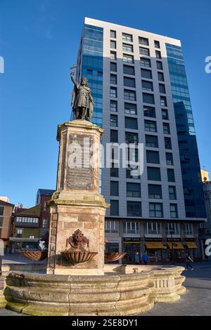 Gijón,Spagna;8 febbraio 2025:l'immagine raffigura la statua di Don Pelayo, il primo monarca del Regno delle Asturie, situata in primo piano a Gijón, Foto Stock