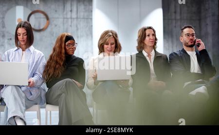 Gruppo diversificato di professionisti in attesa di colloquio di lavoro in ufficio. Foto Stock