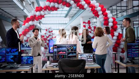 Celebrare un lavoro ben fatto con Dancing in the Office Foto Stock