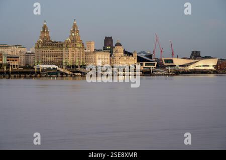 L'iconico skyline del Pierhead di Liverpool è illuminato al crepuscolo sull'estuario del Mersey in Inghilterra. Foto Stock