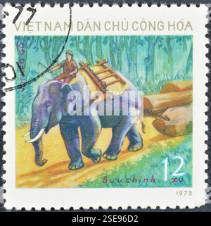 Francobollo cancellato stampato dal Vietnam, che mostra l'elefante asiatico (Elephas maximus) al lavoro, circa 1973. Foto Stock