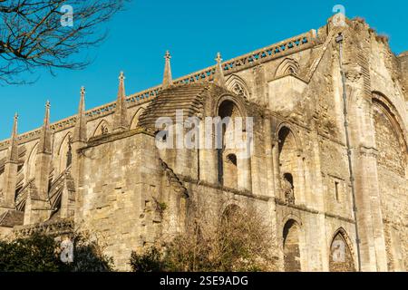 Malmesbury, Wiltshire, Inghilterra - il sole d'inverno illumina la storica abbazia nella cittadina di Malmesbury, nel Wiltshire. Lo storico abb Foto Stock