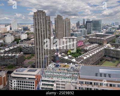 Vista aerea di Barbican Estate, Londra. Sono in corso lavori di ristrutturazione in edifici moderni. Sviluppo urbano. Foto Stock