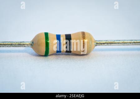Resistore di 56 ohm, da utilizzare nei circuiti elettrici. Sulla scatola è presente un codice colore che indica il valore del resistore Foto Stock