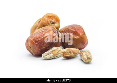 Dattero, gustoso frutto secco isolato su sfondo bianco, ramadan kareem alimentare, spazio copia ( Phoenix dactylifera ) Foto Stock