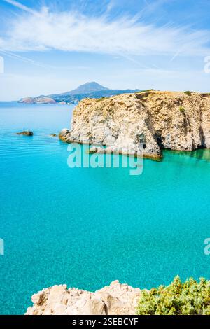 Vista della splendida costa rocciosa vicino alla spiaggia di Tsigrado e alle acque azzurre del mare, l'isola di Milos, le Cicladi, la Grecia Foto Stock