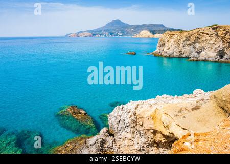Vista della splendida costa rocciosa vicino alla spiaggia di Tsigrado e alle acque azzurre del mare, l'isola di Milos, le Cicladi, la Grecia Foto Stock