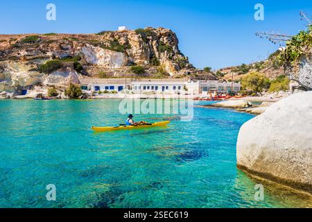 Vista della spiaggia di Rema nella splendida baia di mare, isola di Kimolos, Cicladi, Grecia Foto Stock