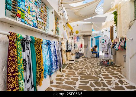 KIMOLOS ISLAND, GRECIA - 26 settembre 2023: Sciarpe colorate, borse e altri souvenir in vendita in negozio situato in una strada stretta con tipico stile greco Foto Stock