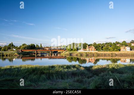 Un treno Great Western Railway attraversa l'estuario del fiume Trym a Sea Mills sulla Severn Beach Line nella periferia di Bristol. Foto Stock