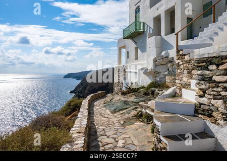 Case bianche sul sentiero costiero lungo il mare nel villaggio di Kastro, isola di Sifnos, Grecia Foto Stock