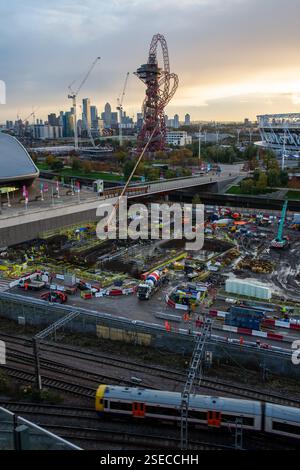 Lavori di costruzione presso lo sviluppo della East Bank nell'ex area Olympic Park di Stratford nell'East London. Foto Stock