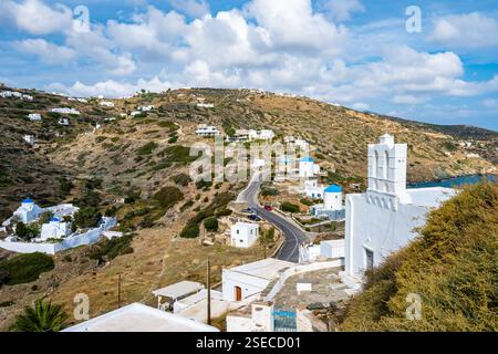 Vista del villaggio di Kastro con case bianche sulla collina sullo sfondo delle montagne, isola di Sifnos, Grecia Foto Stock