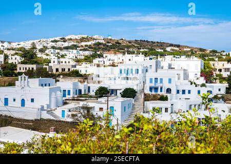 Vista del villaggio di Artemonas con tipiche case bianche e colline sullo sfondo, isola di Sifnos, Grecia Foto Stock