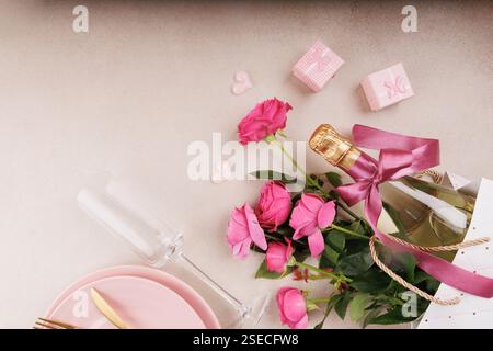 Lussuoso allestimento di San Valentino con stoviglie e fiori rosa Foto Stock