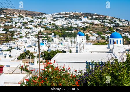 Vista del villaggio di Apollonia con tipiche case bianche e molti edifici con cupole blu, isola di Sifnos, Grecia Foto Stock