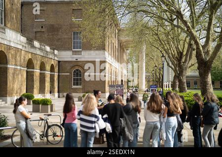Gli studenti del Royal Hospital, Chelsea, Londra, Regno Unito, osservano una mostra. Foto Stock