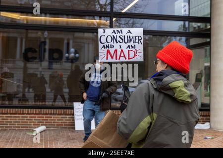 Washington DC, Stati Uniti. 8 febbraio 2025. Un manifestante ha un cartello con le parole "i am a Consumer and i am Mad" mentre circa 100 lavoratori dell'Ufficio per la protezione finanziaria dei consumatori (CFPB) si sono radunati fuori dalla sede centrale a Washington, DC, USA l'8 febbraio 2025. Questa dimostrazione è emersa dopo l'insediamento di Russell Vought come nuovo direttore della gestione e del bilancio da parte del presidente Donald Trump. CFPB è un'agenzia indipendente del governo degli Stati Uniti responsabile della protezione dei consumatori nel settore finanziario. Crediti: Aashish Kiphayet/Alamy Live News Foto Stock