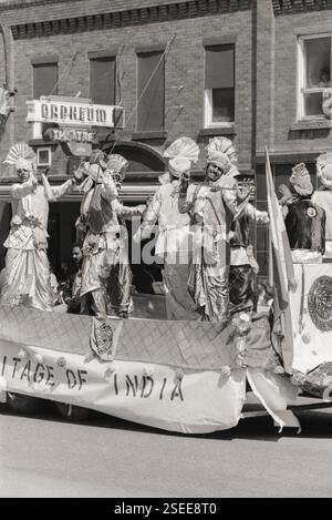 Fotografia in bianco e nero di una parata che celebra il patrimonio indiano con artisti in abbigliamento tradizionale al Crowsnest Pass, celebrazione del Canada Day, Alberta Canada, 1 luglio 1982 Foto Stock