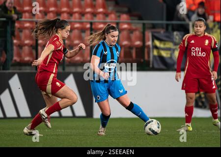 Liegi, Belgio. 8 febbraio 2025. Liegi, Belgio, 8 febbraio 2025: Davinia Vanmechelen (25 Club YLA) spara la palla (azione) durante la partita lotto Super League tra Standard Femina de Liege e ClubYLA allo Stade de Maurice Dufrasne di Liegi, Belgio (Martin Pitsch/SPP) credito: SPP Sport Press Photo. /Alamy Live News Foto Stock