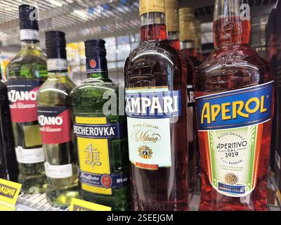 Bottiglie di liquore assortite sullo scaffale del punto vendita, tra cui campari aperol becherovka. Foto Stock