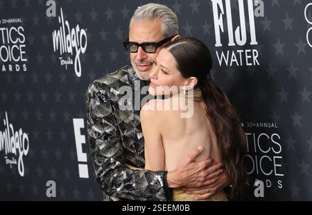 Santa Monica, Stati Uniti. 8 febbraio 2025. Jeff Goldblum e Jackie Tohn partecipano a un evento Credit: Imagespace/Alamy Live News Foto Stock