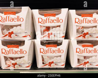 Le mandorle di cocco Raffaello sono esposte al dettaglio. Foto Stock