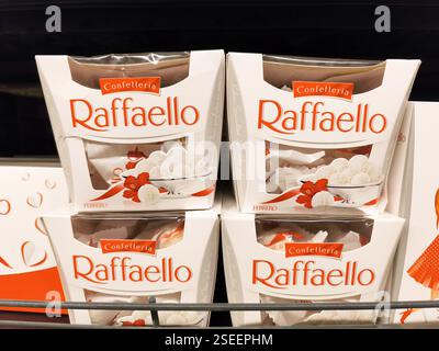 Scatole di dolciumi Raffaello in esposizione al supermercato. Foto Stock