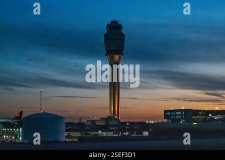 La torre di controllo all'aeroporto internazionale Hartsfield-Jackson di Atlanta (ATL) di Atlanta, Georgia, USA al tramonto. Foto Stock