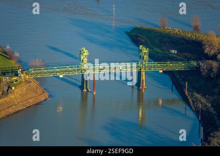 Veduta aerea, ponte di risalita Rheinpreußenhafen 1931/32, Landmark, Alt-Homberg, Duisburg, zona della Ruhr, Renania settentrionale-Vestfalia, Germania Foto Stock