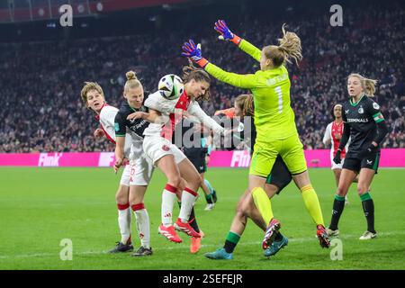 Amsterdam, Paesi Bassi. 8 febbraio 2025. AMSTERDAM, PAESI BASSI - 8 FEBBRAIO: ISA Kardinaal di Ajax, Ella van Kerkhoven di Feyenoord, Danique Noordman di Ajax e Regina Van Eijk di Ajax combattono per il possesso durante un match olandese Azerion Women's Eredivisie tra Ajax e Feyenoord alla Johan Cruijff Arena l'8 febbraio 2025 ad Amsterdam, Paesi Bassi. (Foto di Leiting Gao/Orange Pictures) credito: Orange Pics BV/Alamy Live News Foto Stock