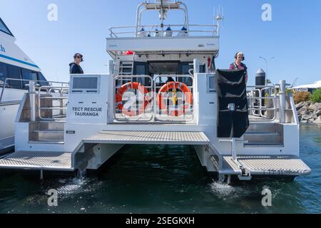 Tauranga nuova Zelanda - 8 febbraio 2025; Tauranga marina come battello di soccorso della guardia costiera parte dal molo in missione. Foto Stock