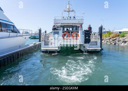 Tauranga nuova Zelanda - 8 febbraio 2025; Tauranga marina come battello di soccorso della guardia costiera parte dal molo in missione. Foto Stock