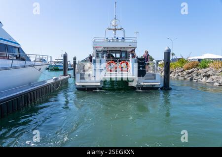 Tauranga nuova Zelanda - 8 febbraio 2025; Tauranga marina come battello di soccorso della guardia costiera parte dal molo in missione. Foto Stock