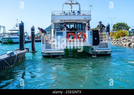 Tauranga nuova Zelanda - 8 febbraio 2025; Tauranga marina come battello di soccorso della guardia costiera parte dal molo in missione. Foto Stock