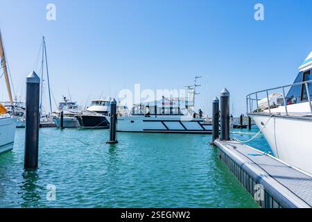Tauranga nuova Zelanda - 8 febbraio 2025; Tauranga marina come battello di soccorso della guardia costiera parte dal molo in missione. Foto Stock