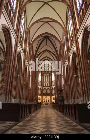 Cattedrale cattolica polacca all'interno (verticale), Varsavia, Polonia, Europa Foto Stock
