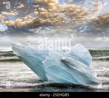 Vista sfocata a lunga esposizione degli Iceberg che si spostano nella laguna di Jokulsarlon, Islanda, HornafjoerÃ UR, Europa Foto Stock