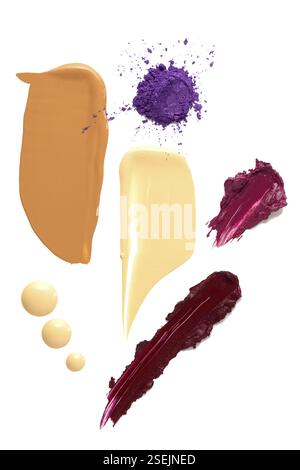 La foto creativa di cosmetici guarda i prodotti di bellezza crema fondente con rossetto e ombreggiatura su sfondo bianco Foto Stock