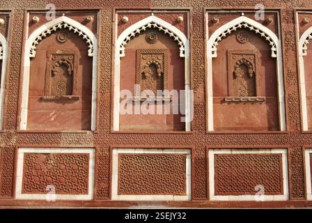Cornici scolpite del muro esterno del palazzo jahangir all'interno del forte rosso, Agra, Uttar Pradesh, India, Asia Foto Stock