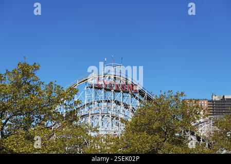 Cyclon storiche montagne russe in legno nel Coney Island luna Park, Brooklyn, New York, New York City, Stati Uniti, nord America Foto Stock
