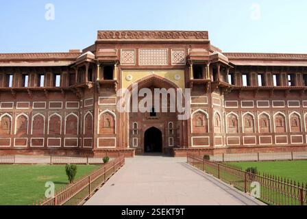Ampia vista del palazzo jahangir all'interno del forte rosso, Agra, Uttar Pradesh, India, Asia Foto Stock