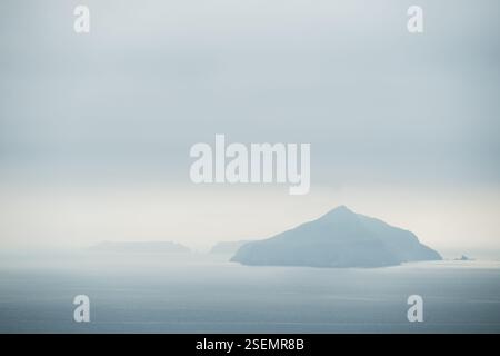 La sagoma dell'isola di Anacapa sbiadisce nel Foggy Morning nel Channel Islands National Park Foto Stock