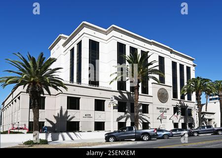 RIVERSIDE, CALIFORNIA - 2 febbraio 2025: Il Family Law Court Building nel centro di Riverside. Foto Stock