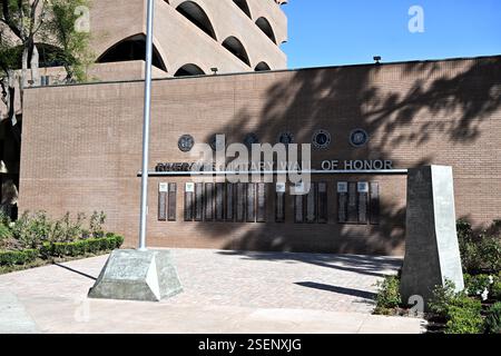 RIVERSIDE, CALIFORNIA - 2 febbraio 2025: Il Riverside Military Wall of Honor è stato dedicato come registro dei nomi di Riverside City e County Soldiers wh Foto Stock