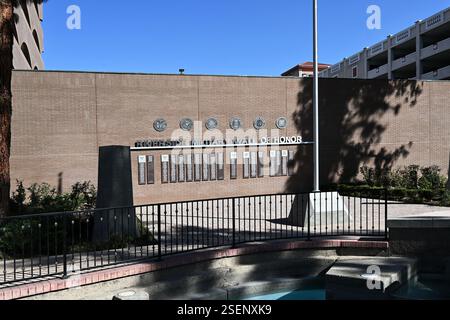 RIVERSIDE, CALIFORNIA - 2 febbraio 2025: Il Riverside Military Wall of Honor è stato dedicato come registro dei nomi di Riverside City e County Soldiers wh Foto Stock